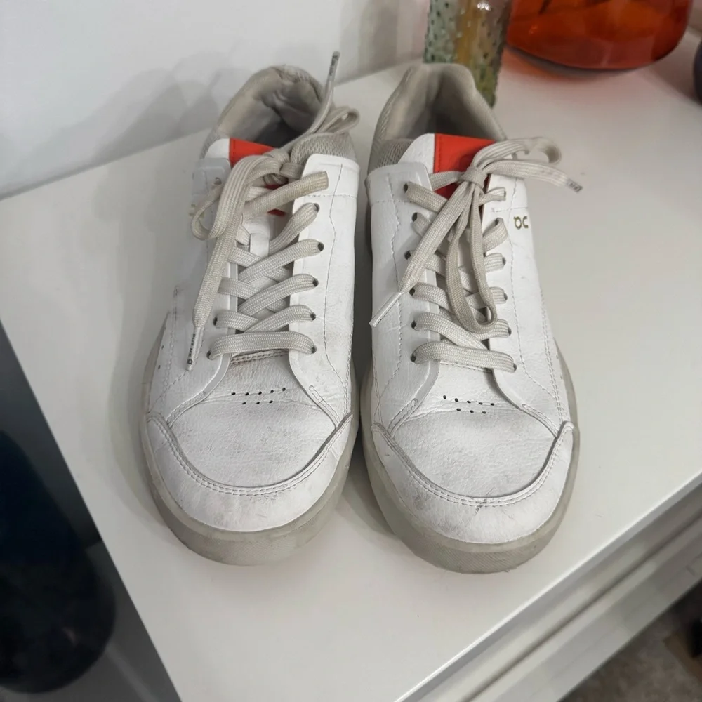 On THE ROGER Centre Court Tennis Sneaker size 8. Like new, excellent condition. - Picture 2 of 7